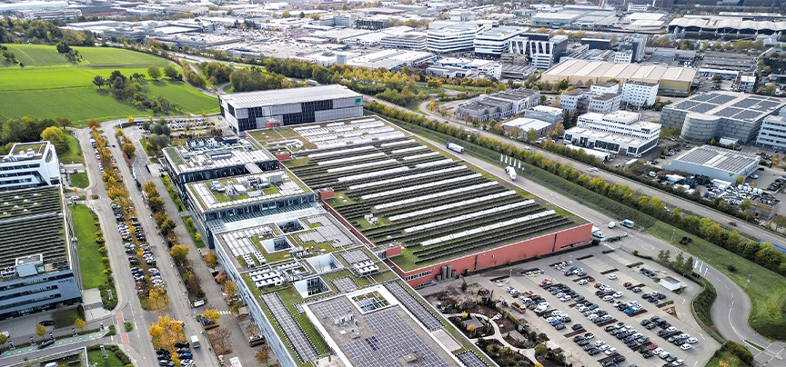 Die Bechtle Konzernzentrale in Neckarsulm punktet als nachhaltiger Standort: Über 7.000 Solarmodule auf allen verfügbaren Dachflächen, 261 Erdwärmesonden unterhalb der Büro- und Lagergebäude, Gebäudetechnik mit natürlichen Kühlmitteln oder 7.500 Quadratmetern Grünanlage. (photo)
